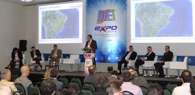 Palestra reuniu representantes de seis empresas do setor. Da esquerda para a direita: J .R. Cristovam (SET/UNISAT), Elói Stivaletti (EUTELSAT), José Édio Gomes (HISPAMAR), Romildo Lucas (TELESAT Brasil), Estevão Ghizoni (INTELSAT), Jurandir Pitsch (SES) e Lincoln A. Oliveira (EMBRATEL Star One).