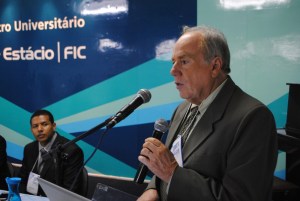 Olímpio Franco (SET) explica aos presentes no SET Nordeste 2015 as principais atividdes ds SET